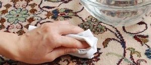 تصویر لکه سفید روی فرش