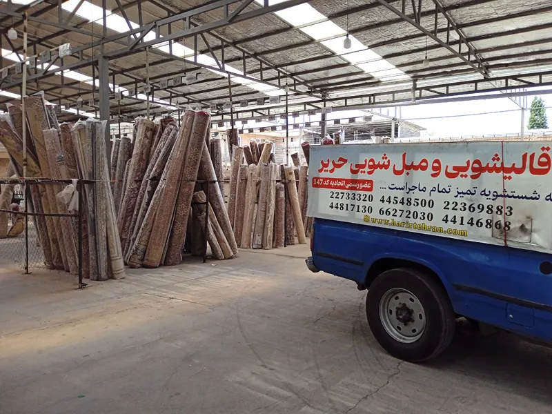 حفاظت از فرش با کاور پلاستیکی هنگام بارگیری برای ارسال به منزل مشتری