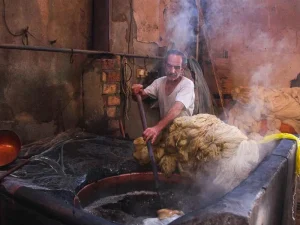 رنگرزی پشم گوسفند به روش سنتی در کارگاه رنگرزی برای تولید نخ فرش دستبافت - قالیشویی حریر تهران